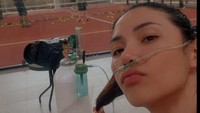 Mezty Mez memperlihatkan selang oksigen di hidungnya. Tahu-tahu bangun di kursi panjang ini dengan keadaan di pasang oksigen. Tim medisnya gercep banget, tulisnya. (Foto: dok Instagram meztymez)