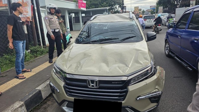 Mobil yang rusak akibat terguling di Serang, Banten (dok. Polresta Serang)