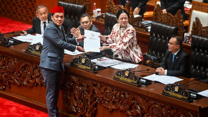 Ketua DPR Puan Maharani (kedua kanan) didampingi Wakil Ketua DPR Sufmi Dasco Ahmad (kanan), Adies Kadir (ketiga kiri) dan Saan Mustopa (kiri) menerima laporan hasil pembahasan dari Ketua Komisi III DPR  Habiburokhman (kedua kiri) pada Rapat Paripurna ke-8 DPR RI Masa Persidangan II Tahun Sidang 205-2026 di Kompleks Parlemen, Senayan, Jakarta, Selasa (18/11/2025). Dalam rapat tersebut DPR menyetujui Rancangan Undang-Undang (RUU) tentang Perubahan atas Undang-Undang Nomor 8 Tahun 1981 tentang Kitab Undang-Undang Hukum Acara Pidana (KUHAP) untuk disahkan menjadi undang-undang. ANTARA FOTO/Rivan Awal Lingga/YU