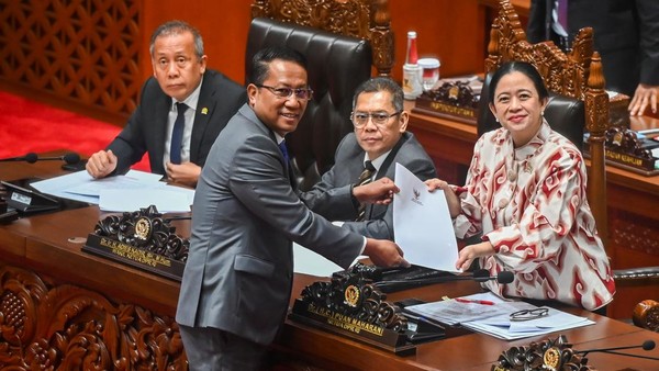 Momen DPR Resmikan RUU KUHAP Jadi Undang-undang