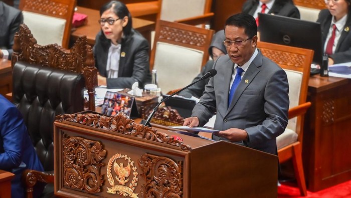 Momen DPR Resmikan RUU KUHAP Jadi Undang-undang Ketua DPR Puan Maharani (kedua kanan) didampingi Wakil Ketua DPR Sufmi Dasco Ahmad (kanan), Adies Kadir (ketiga kiri) dan Saan Mustopa (kiri) menerima laporan hasil pembahasan dari Ketua Komisi III DPR Habiburokhman (kedua kiri) pada Rapat Paripurna ke-8 DPR RI Masa Persidangan II Tahun Sidang 205-2026 di Kompleks Parlemen, Senayan, Jakarta, Selasa (18/11/2025). Dalam rapat tersebut DPR menyetujui Rancangan Undang-Undang (RUU) tentang Perubahan atas Undang-Undang Nomor 8 Tahun 1981 tentang Kitab Undang-Undang Hukum Acara Pidana (KUHAP) untuk disahkan menjadi undang-undang. ANTARA FOTO/Rivan Awal Lingga/YU
