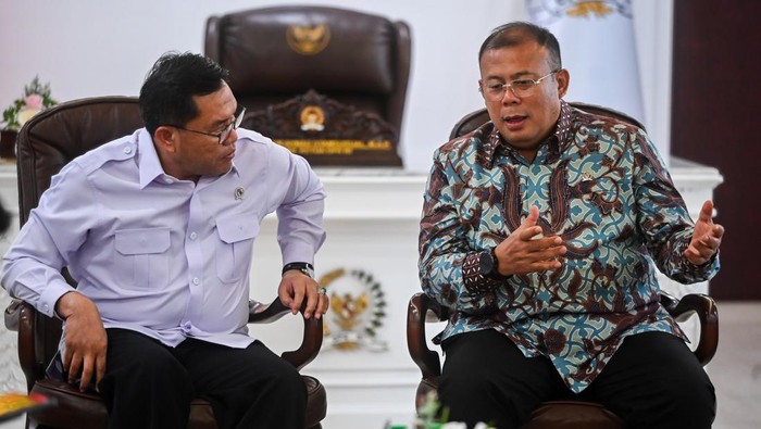 Wakil Ketua DPR RI Cucun Ahmad Syamsurijal (kanan) bersama Wakil Kepala Badan Gizi Nasional (BGN) Sony Sanjaya (kiri) memberikan keterangan pers terkait Makan Bergizi Gratis (MBG) di Kompleks Parlemen, Senayan, Jakarta, Senin (17/11/2025). Dalam keterangannya Cucun menyampaikan permohonan maaf terkait polemik responsnya terhadap usulan peserta forum konsolidasi SPPG MBG se-Kabupaten Bandung. ANTARA FOTO/Rivan Awal Lingga/nz