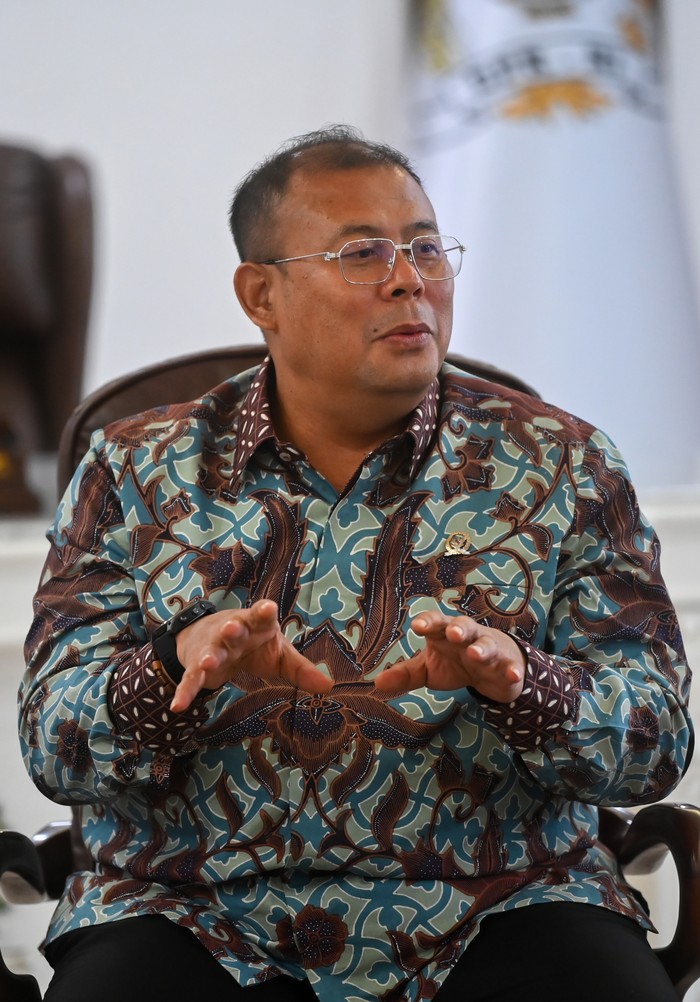 Wakil Ketua DPR RI Cucun Ahmad Syamsurijal (kanan) bersama Wakil Kepala Badan Gizi Nasional (BGN) Sony Sanjaya (kiri) memberikan keterangan pers terkait Makan Bergizi Gratis (MBG) di Kompleks Parlemen, Senayan, Jakarta, Senin (17/11/2025). Dalam keterangannya Cucun menyampaikan permohonan maaf terkait polemik responsnya terhadap usulan peserta forum konsolidasi SPPG MBG se-Kabupaten Bandung. ANTARA FOTO/Rivan Awal Lingga/nz