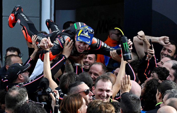 MotoGP - Valencia Grand Prix - Circuit Ricardo Tormo, Valencia, Spain - November 16, 2025 Aprilia Racings Marco Bezzecchi celebrates with teammates after winning the MotoGp race REUTERS/Pablo Morano     TPX IMAGES OF THE DAY