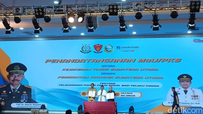 Penandatanganan MoU/PKS antara Kejatisu dengan Pemprovsu soal pidana sosial di Aula Raja Inal Siregar, Medan (18/11/2025)