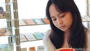 Lokasinya strategis banget bagi kamu yang ingin nongkrong sembari minum matcha, baca buku bahasa Inggris, atau ngobrol-ngobrol sama teman kamu.  Foto: Tia Agnes/ detikcom