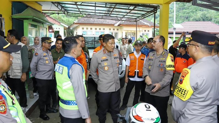 Kapolda Jateng, Irjen Ribut Hari Wibowo, saat meninjau posko pengungsian longsor di kantor Kecamatan Pandanarum, Kabupaten Banjarnegara, Senin (17/11/2025).