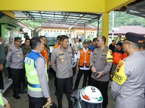 Kapolda Jateng Tinjau Posko Pengungsian Longsor-Cek Anggota di Banjarnegara