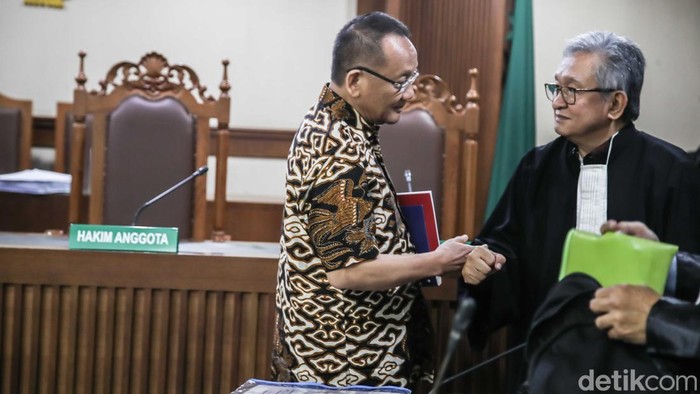 Mantan Sekretaris Mahkamah Agung (MA) Nurhadi kembali berhadapan dengan proses hukum. Ia kembali duduk di kursi terdakwa setelah jaksa Komisi Pemberantasan Korupsi (KPK) membacakan dakwaan dalam sidang di Pengadilan Tindak Pidana Korupsi (Tipikor) Jakarta Pusat, Selasa (18/11/2025).