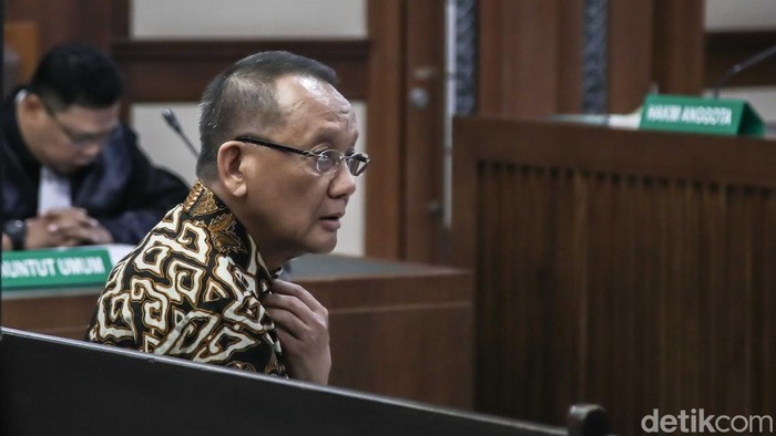 Mantan Sekretaris Mahkamah Agung (MA) Nurhadi kembali berhadapan dengan proses hukum. Ia kembali duduk di kursi terdakwa setelah jaksa Komisi Pemberantasan Korupsi (KPK) membacakan dakwaan dalam sidang di Pengadilan Tindak Pidana Korupsi (Tipikor) Jakarta Pusat, Selasa (18/11/2025).