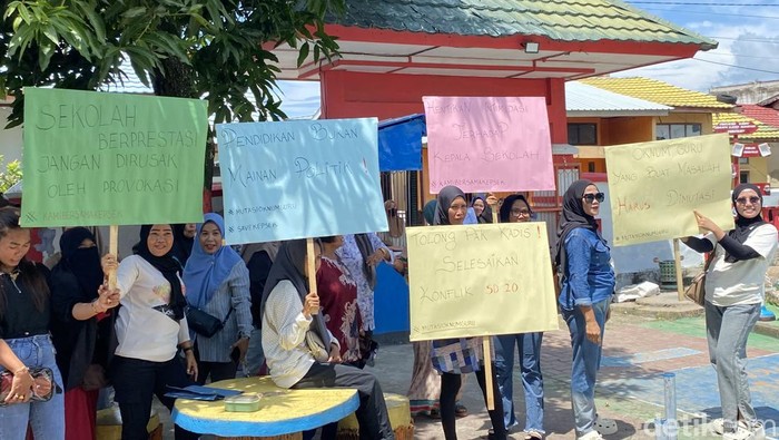 Ortu siswa SDN 20 Parepare menggelar demonstrasi menolak kepala sekolah mengundurkan diri.