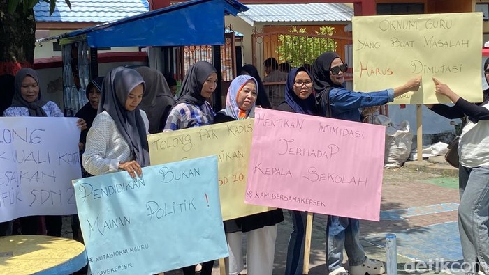 Ortu siswa SDN 20 Parepare menggelar demonstrasi menolak kepala sekolah mengundurkan diri.