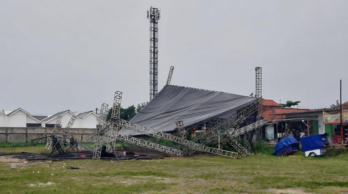 Panggung HUT desa di Kabupaten Bogor ambruk (dok. Istimewa)