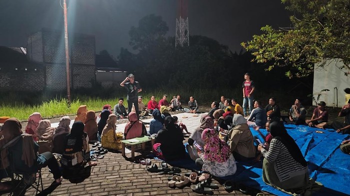 Para pembeli rumah di Perumahan Griya Anugrah berkumpul untuk konsolidasi terkait dugaan penipuan yang mereka alami.