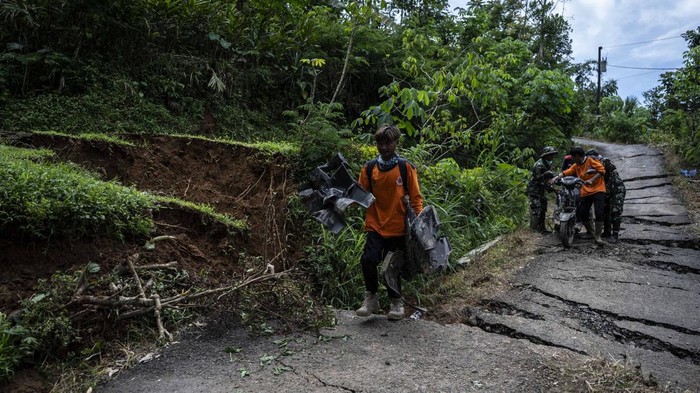 Relawan bersama warga menyelamatkan barang-barang berharga pascabencana tanah longsor di Dusun Situkung, Desa Pandanarum, Kecamatan Pandanarum, Kabupaten Banjarnegara, Jawa Tengah, Selasa (18/11/2025). Tim SAR gabungan bersama warga setempat mulai mengevakuasi hewan ternak, hasil bumi, dan barang-barang berharga guna mengantisipasi tanah longsor susulan. ANTARA FOTO/Aprillio Akbar