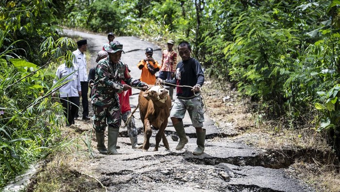 Relawan bersama warga menyelamatkan barang-barang berharga pascabencana tanah longsor di Dusun Situkung, Desa Pandanarum, Kecamatan Pandanarum, Kabupaten Banjarnegara, Jawa Tengah, Selasa (18/11/2025). Tim SAR gabungan bersama warga setempat mulai mengevakuasi hewan ternak, hasil bumi, dan barang-barang berharga guna mengantisipasi tanah longsor susulan. ANTARA FOTO/Aprillio Akbar