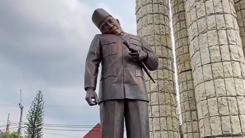 Patung Soekarno di Alun-alun Indramayu mengalami kerusakan