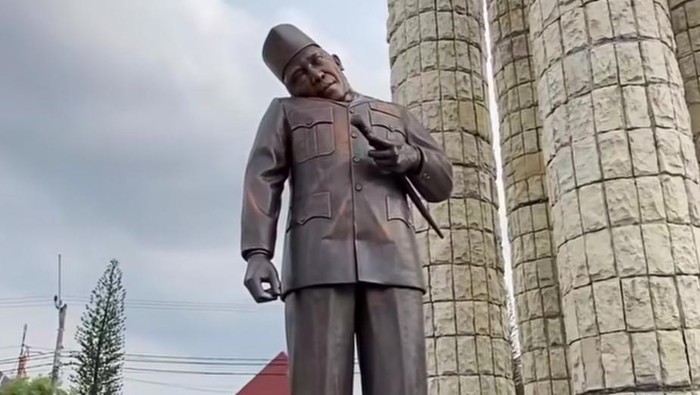 Patung Soekarno di Alun-alun Indramayu mengalami kerusakan