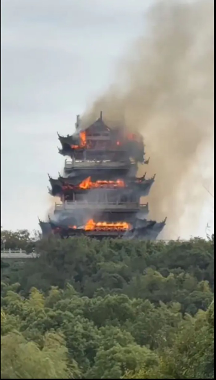 Paviliun Wenchang terbakar