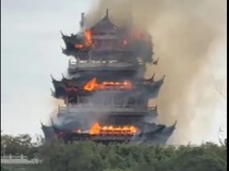 Turis Nyalakan Dupa Persembahan, eh Kuil Kuno Malah Kebakaran