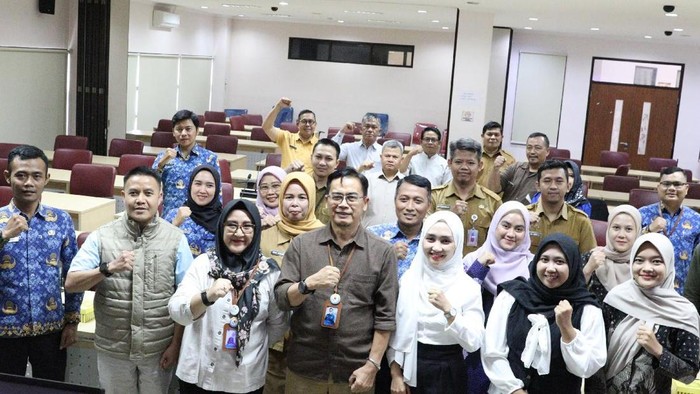 Pegawai Disdukcapil Ciamis ikuti Bimtek Pelayanan Adminduk Ramah Disabilitas atau bahasa isyarat.