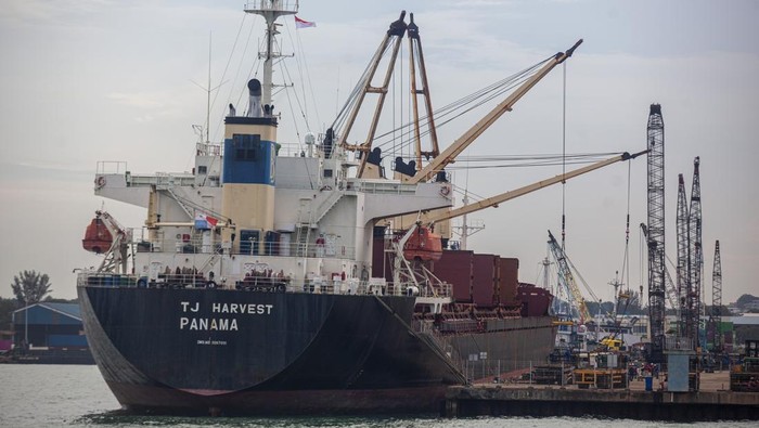 Kapal peti kemas SITC FUJIAN Hong Kong melakukan bongkar muat di Terminal Peti Kemas (TPK) Pelabuhan Batu Ampar, Batam, Kepulauan Riau, Selasa (18/11/2025). Berdasarkan data Badan Usaha Pelabuhan (BUP) Badan Pengusahaan (BP) Batam pada periode Januari-September 2025 jumlah kunjungan kapal barang tercatat 22.509 call yaitu meningkat 6 persen dan total bobot 39 juta GT yang juga meningkat 11 persen jika keduanya dibandingkan periode yang sama tahun sebelumnya. ANTARA FOTO/Teguh Prihatna