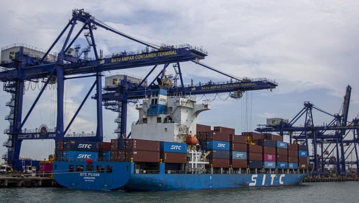 Kapal peti kemas SITC FUJIAN Hong Kong melakukan bongkar muat di Terminal Peti Kemas (TPK) Pelabuhan Batu Ampar, Batam, Kepulauan Riau, Selasa (18/11/2025). Berdasarkan data Badan Usaha Pelabuhan (BUP) Badan Pengusahaan (BP) Batam pada periode Januari-September 2025 jumlah kunjungan kapal barang tercatat 22.509 call yaitu meningkat 6 persen dan total bobot 39 juta GT yang juga meningkat 11 persen jika keduanya dibandingkan periode yang sama tahun sebelumnya. ANTARA FOTO/Teguh Prihatna