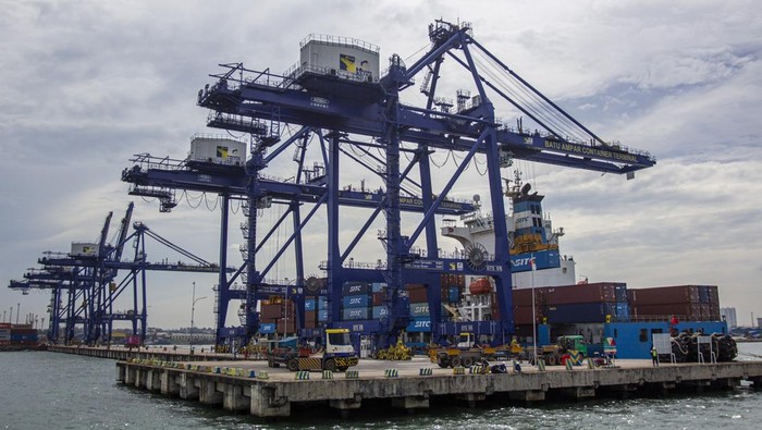 Kapal peti kemas SITC FUJIAN Hong Kong melakukan bongkar muat di Terminal Peti Kemas (TPK) Pelabuhan Batu Ampar, Batam, Kepulauan Riau, Selasa (18/11/2025). Berdasarkan data Badan Usaha Pelabuhan (BUP) Badan Pengusahaan (BP) Batam pada periode Januari-September 2025 jumlah kunjungan kapal barang tercatat 22.509 call yaitu meningkat 6 persen dan total bobot 39 juta GT yang juga meningkat 11 persen jika keduanya dibandingkan periode yang sama tahun sebelumnya. ANTARA FOTO/Teguh Prihatna