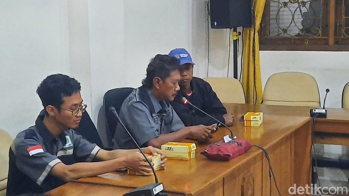 Pelaksanaan audiensi Aliansi Masyarakat Dengkek Bersatu di DPRD Pati, Selasa (18/11/2025).