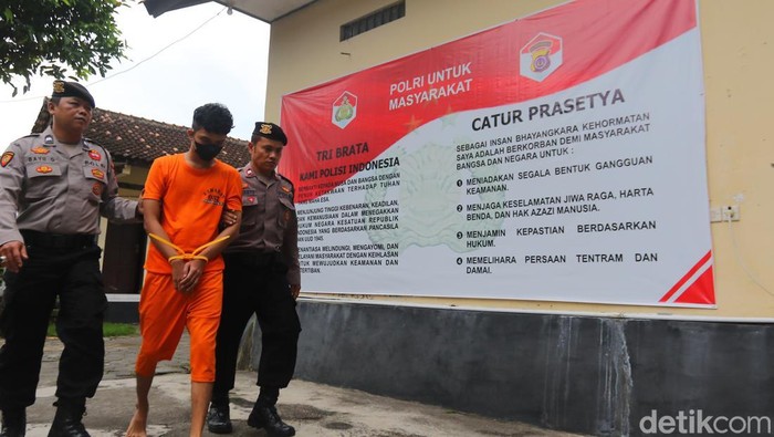 Pelaku pencurian kendaraan bermotor di Gamping, Sleman, saat dihadirkan di Mapolsek Gamping, Selasa (18/11/2025).