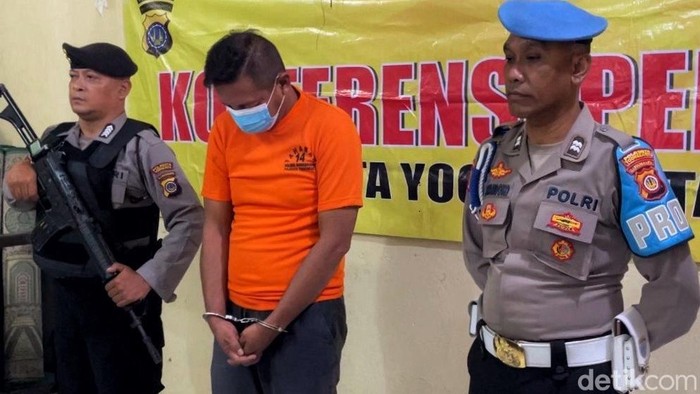 Pelaku pencurian motor dihadirkan dalam jumpa pers di Mapolsek Gondomanan, Selasa (18/11/2025).