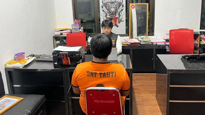 Pelaku penggelapan uang usaha katering saat menjalani pemeriksaan di Mapolres Wonogiri, Selasa (18/11/2025).