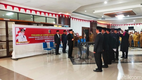 Suasan pelantikan pejabat di lingkup Pemkab Lombok Timur, Selasa (18/11/2025).