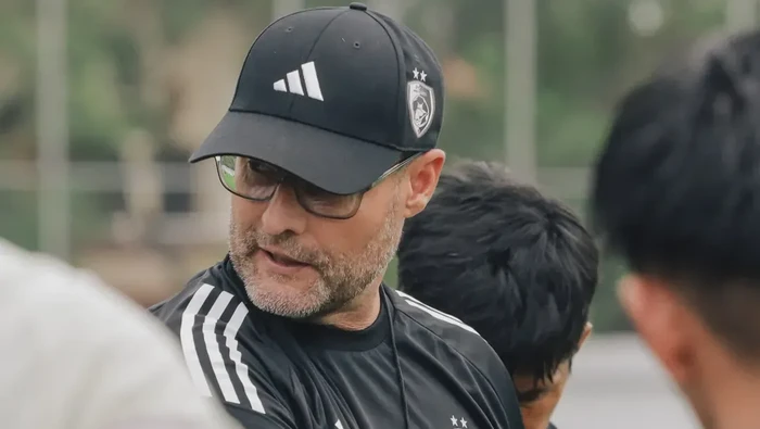 Pelatih PSM Makassar Tomas Trucha dalam sesi game internal melawan tim akademi PSM di Stadion Kalegowa.