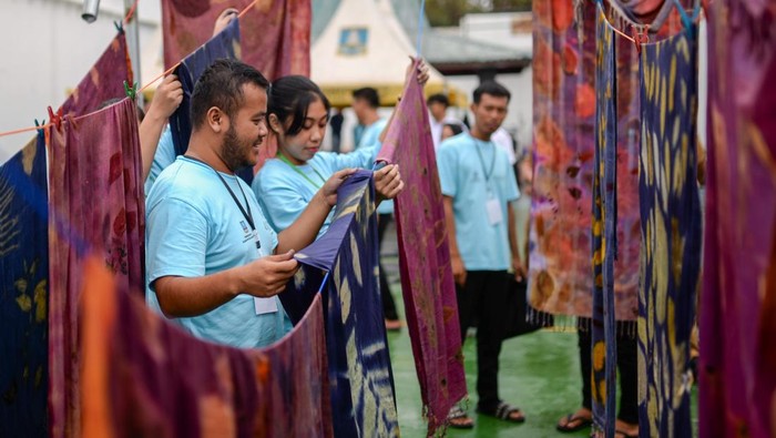 Seorang warga binaan pemasyarakatan (WBP) menjemur kain saat mengikuti pelatihan membatik ecoprint di Rumah Tahanan Negara Kelas IIB Serang, Serang, Banten, Selasa (18/11/2025). Pemerintah Kabupaten Serang bekerja sama dengan Rutan Kelas IIB Serang membekali WBP dengan keterampilan memproduksi batik ecoprint hingga cara pemasarannya guna memberikan bekal kemampuan usaha setelah bebas dari masa tahanan. ANTARA FOTO/Muhammad Bagus Khoirunas/foc.