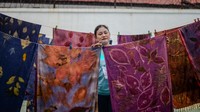 Pemerintah Kabupaten Serang bekerja sama dengan Rutan Kelas IIB Serang membekali WBP dengan keterampilan memproduksi batik ecoprint hingga cara pemasarannya guna memberikan bekal kemampuan usaha setelah bebas dari masa tahanan. ANTARA FOTO/Muhammad Bagus Khoirunas
