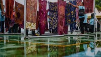 Sejumlah warga binaan pemasyarakatan (WBP) menjemur kain saat mengikuti pelatihan membatik ecoprint di Rumah Tahanan Negara Kelas IIB Serang, Serang, Banten. ANTARA FOTO/Muhammad Bagus Khoirunas