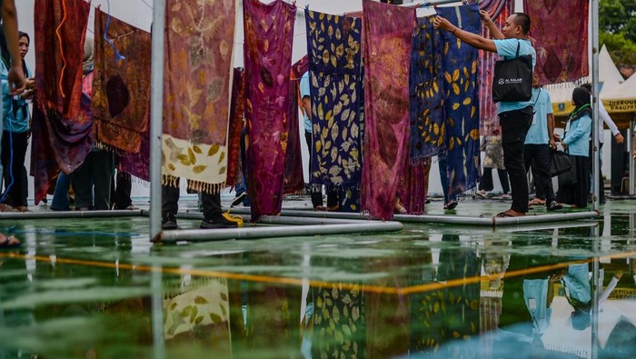 Seorang warga binaan pemasyarakatan (WBP) menjemur kain saat mengikuti pelatihan membatik ecoprint di Rumah Tahanan Negara Kelas IIB Serang, Serang, Banten, Selasa (18/11/2025). Pemerintah Kabupaten Serang bekerja sama dengan Rutan Kelas IIB Serang membekali WBP dengan keterampilan memproduksi batik ecoprint hingga cara pemasarannya guna memberikan bekal kemampuan usaha setelah bebas dari masa tahanan. ANTARA FOTO/Muhammad Bagus Khoirunas/foc.