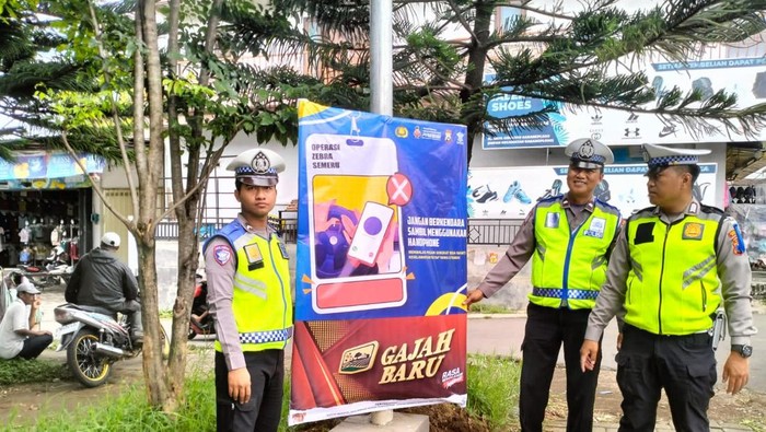 - Pemasangan baliho titik rawan kecelakaan