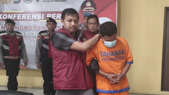 Misbah, tersangka pembunuhan Arteri Porong Sidoarjo saat dikeler