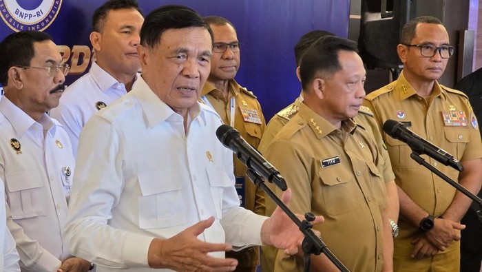 Menteri Dalam Negeri Muhammad Tito Karnavian selaku Kepala BNPP RI, Menteri Koordinator Bidang Politik dan Keamanan Jenderal TNI (Purn) Djamari Chaniago sebagai Ketua Pengarah BNPP RI, dan Sekretaris BNPP RI Komjen Pol. Makhruzi Rahman membuka Rapat Koordinasi Perencanaan dan Pengendalian (Rakorendal) Pengelolaan Batas Wilayah Negara dan Kawasan Perbatasan Tahun 2025 di Hotel Sentul Lake, Bogor, Selasa (17/11/025).