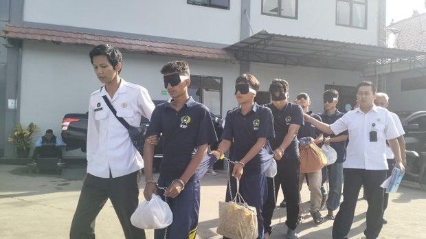 Pemindahan lima napi dari Lapas Kelas IIA Purwokerto ke Lapas Nirbaya, Pulau Nusakambangan, Cilacap, Jawa Tengah, Selasa (18/11/2025).