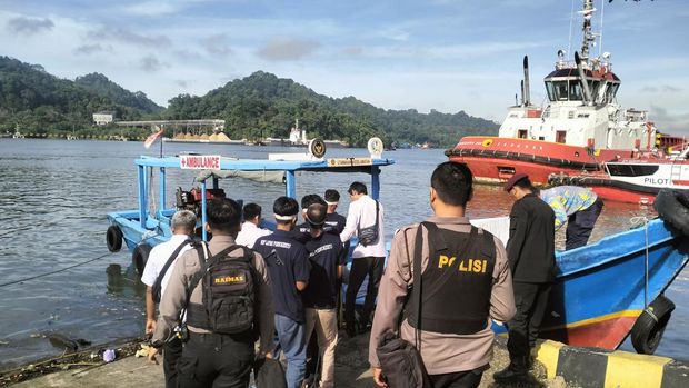 Pemindahan lima napi dari Lapas Kelas IIA Purwokerto ke Lapas Nirbaya, Pulau Nusakambangan, Cilacap, Jawa Tengah, Selasa (18/11/2025).