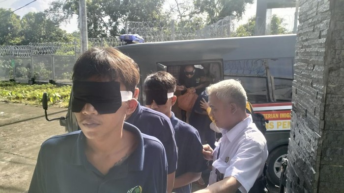 Pemindahan lima napi dari Lapas Kelas IIA Purwokerto ke Lapas Nirbaya, Pulau Nusakambangan, Cilacap, Jawa Tengah, Selasa (18/11/2025).