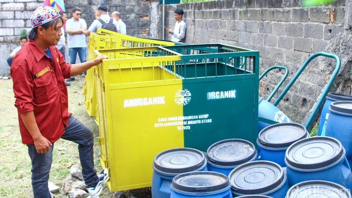 Gubernur DKI Jakarta Pramono Anung saat memberikan sambutan saat acara Peresmian Kampung Harapan di Kelapa Gading, Jakarta, Selasa (18/11/2025).