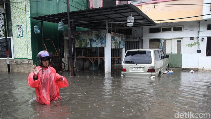 Petugas mengevakuasi warga menggunakan perahu karet dan menerobos banjir di Jl Pondok Karya, Mampang Prapatan, Terusan Rasuna Said, Pela Mampang, Jakarta Selatan, Selasa (18/11/2025). Hujan deras sejak pukul 11.00 WIB membuat aliran sungai meluber hingga ke jalan dan pemukiman.