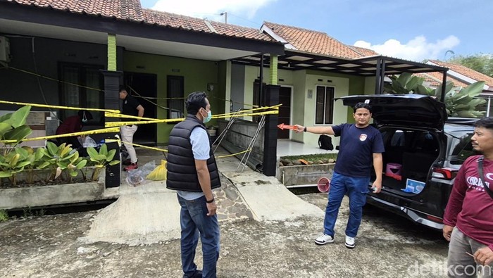 Olah TKP yang dilakukan Labfor Polda Jateng dan tim Inafis di rumah warga Kendal yang ditemukan tewas tergantung dan pisau menancap di dada, Selasa (18/11/2025).