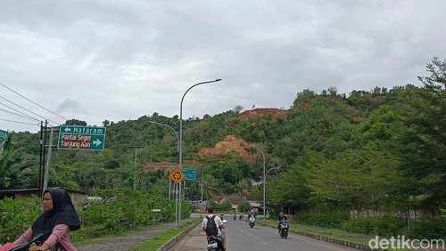 Penampakan bukit di wilayah Kawasan Ekonomi Khusus (KEK) Mandalika yang tengah dikeruk belum lama ini.
