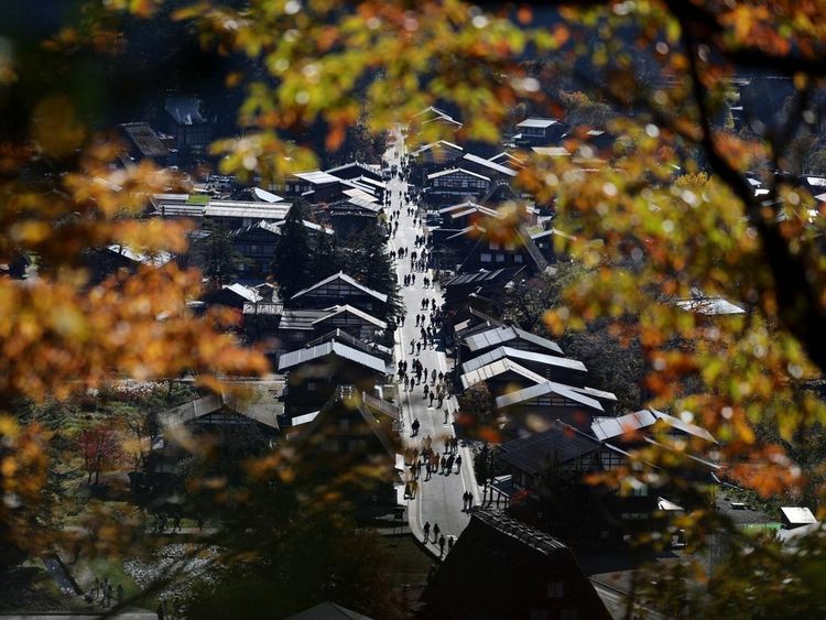 Pesona Desa Warisan UNESCO Shirakawa-go Saat Musim Gugur