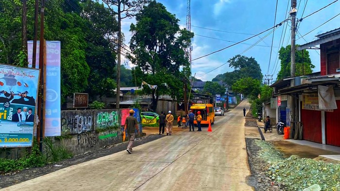 Petugas Dinas PU Sukabumi mengecek hasil pembangunan jalan di salah satu ruas strategis menjelang Hari Bhakti PU.